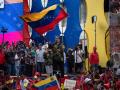 El presidente de Venezuela, Nicolás Maduro, ondea una bandera nacional durante una manifestación de apoyo a su gobierno en Caracas
