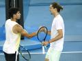 Alcaraz se saluda con Zverev tras su eliminación