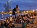 GRA026 BARCELONA, 24/06/2013.- Miles de jóvenes han celebrado la noche de hogueras de San Juan en la playa de la Barceloneta de Barcelona