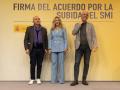 La vicepresidenta segunda del Gobierno y ministra de Trabajo y Economía Social, Yolanda Díaz (c), junto a los secretarios generales de CCOO, Unai Sordo (d), y de UGT, Pepe Álvarez (i), durante la firma del acuerdo para la subida del 5% del Salario Mínimo Interprofesional (SMI), a 17 de enero de 2024, en Madrid (España). La Mesa de Diálogo Social firma hoy un acuerdo para subir el salario mínimo interprofesional (SMI) un 5%, hasta los 1.134 euros al mes por catorce pagas, con efectos retroactivos desde el pasado 1 de enero de 2024. El Departamento que dirige Yolanda Díaz estima que este incremento del SMI beneficiará a más de 2,5 millones de personas, de las que un tercio serán mujeres y jóvenes.
17 ENERO 2024;ECONOMÍA;TRABAJO;SALARIO;SUELDO;MÍNIMO;JÓVENES;MUJERES
Eduardo Parra / Europa Press
17/1/2024