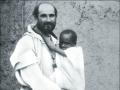 El monje trapense Charles de Foucauld con un niño en brazos, en Argelia en 1916