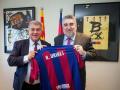 Uribes posa con la camiseta del Barcelona junto a Joan Laporta