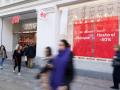 Varias personas caminan frente a una tienda de H&M.