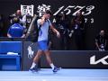 Novak Djokovic abandona pensativo la Rod Laver Arena tras perder la semifinal ante Sinner