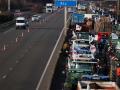 Cientos de tractores bloquean las principales vías de acceso a París