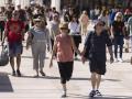 Las altas temperaturas, que este sábado han dejado más de 21 grados en la ciudad de Málaga, han animado a residentes y turistas a ir a la playa