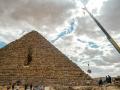 Una grúa levanta una piedra durante un proyecto de conservación junto a la base de la Pirámide de Micerino