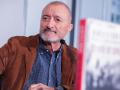 Arturo Pérez-Reverte, en una de sus firmas de libros