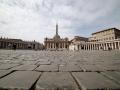 Vista general de la plaza de San Pedro del Vaticano completamente vacía durante la pandemia