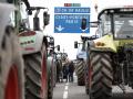 Cientos de tractores bloquean los accesos a París