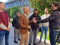 Hurtado atiende a los medios durante su visita a las viviendas de Acera del Río.
PSOE