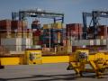 Contenedores de mercancías en el muelle de descarga del Puerto de Barcelona.
