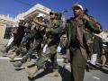 Rebeldes hutíes del Yemen desfilan en Saná