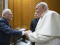 El Papa saluda a Martin Scorsese este 31 de enero en el Vaticano