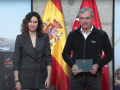 La presidenta de la Comunidad de Madrid, Isabel Díaz Ayuso y el piloto Carlos Sáinz