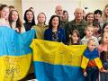 La ministra de Defensa, Margarita Robles, posa con familiares de combatientes ucranianos
