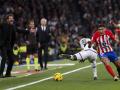 Simeone, con Ancelotti al fondo, en un lance del Madrid - Atlético