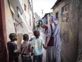 La hermana Paësie con varios de sus niños por las calles de Puerto Príncipe