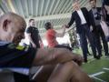 Alfonso Rueda durante su visita a las instalaciones deportivas en La Coruña
