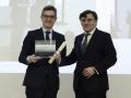 Félix Bolaños recogiendo de manos del presidente de la Fundación ONCE, Alberto Durán el 'Premio cermi.es 2023'