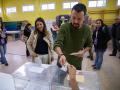 LLa ministra de Igualdad y secretaria de Acción de Gobierno de Podemos, Irene Montero y el exvicepresidente segundo del Gobierno y exlíder de Podemos Pablo Iglesias, ejercen su derecho al voto en el Colegio Público La Navata