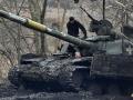 Militares ucranianos revisan su tanque en Bajmut, en la región de Donetsk