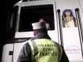 Un guardia civil de tráfico solicita la documentación a un camionero durante un control