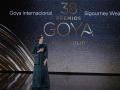 La actriz estadounidense Sigourney Weaver recibe el Goya Internacional durante la 38ª ceremonia de entrega de premios Goya