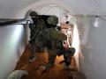 Soldados israelíes en el interior del túnel de Hamás localizado bajo la sede de la UNRWA en Gaza