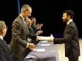 Don Felipe entrega su diploma a un juez de la penúltima promoción