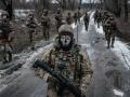 Militares ucranianos caminan por la carretera hacia su base cerca de la línea del frente en la región de Donetsk
