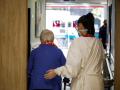 Imagen de una trabajadora de una residencia y una anciana en Madrid