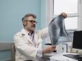 Oncólogo revisando una radiografía