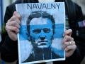 Un manifestante lleva un cartel con una foto del difunto líder de la oposición rusa Alexéi Navalni