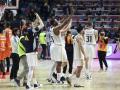 Los jugadores del Real Madrid celebran el pase a la final de Copa tras ganar al Valencia Basket