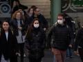 Varias personas con mascarillas en el Hospital Clínic de Barcelona