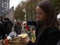 Una mujer rellena una tostada con aceite de oliva de Jaén en una imagen de archivo
