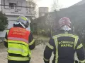 Agentes ayer por la mañana en la residencia de ancianos de Aravaca donde se produjo el incendio