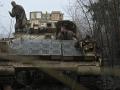 Los militares ucranianos se preparan para el combate en un vehículo de combaten, en la región de Donetsk,