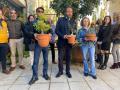 Daniel García-Ibarrola, entre los padres de Ángel María Lara, sostienen algunas de las plantas donadas al Botánico