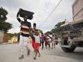 La gente huye de la violencia de las pandillas en el barrio de Petion-ville de Puerto Príncipe