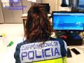 Una agente de Policía Nacional investiga un delito cibernético, en una imagen de archivo