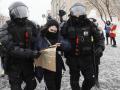 Agentes de policía rusos detienen a un manifestante en apoyo del líder de la oposición rusa Alexei Navalni, en 2021
