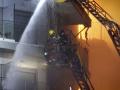 Los bomberos rescatan a dos personas del incendio provocado en el edificio de 14 plantas de Valencia