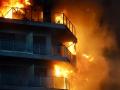 Una persona en un balcón del edificio en llamas, en el barrio de Campanar, en Valencia