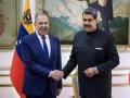 El presidente de Venezuela, Nicolás Maduro, junto al ministro de Relaciones Exteriores ruso, Sergei Lavrov