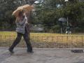Una mujer se protege de la lluvia en Madrid.