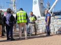 Agentes de Vigilancia Aduanera descienden droga un barco que incautaron en Vigo en 2021