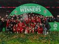 Los jugadores del Liverpool posan con el título de campeón de la Carabao Cup