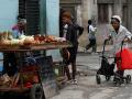 Personas comprando comida en una calle de La Habana